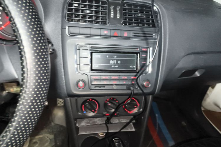 Volkswagen Polo 2014 car image #15