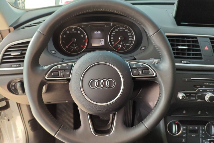 Audi Q3 2017 car image #15