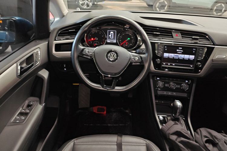 Volkswagen Touran 2018 car image #15