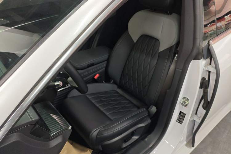 哪吒汽车 哪吒S猎装 2025 汽车图片 #15