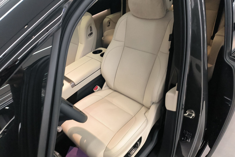 理想汽车 理想MEGA 2025 汽车图片 #15