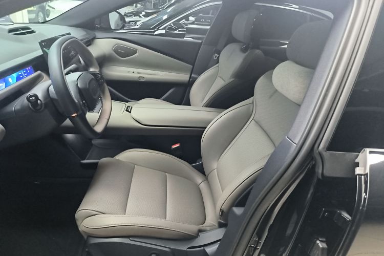 Lynk & Co 2025 car image #15