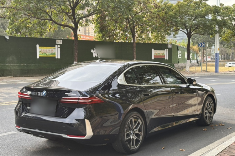 BMW i5 2024 car image #15