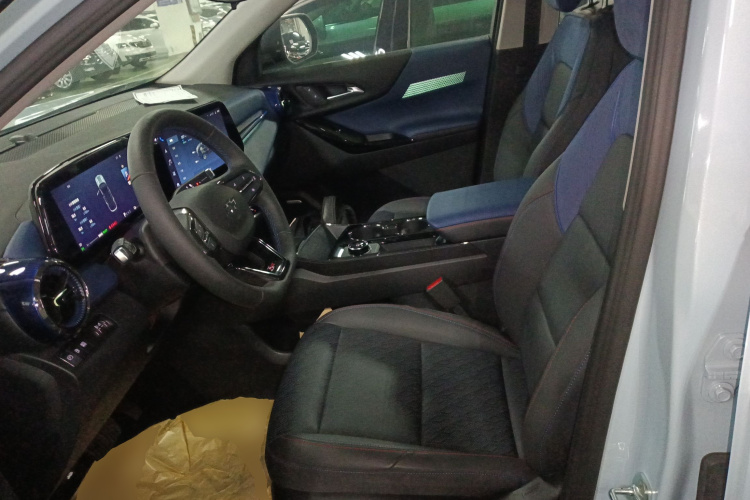 Chevrolet Equinox Plus 2025 car image #15