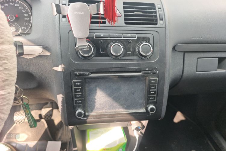 Volkswagen Touran 2015 car image #15