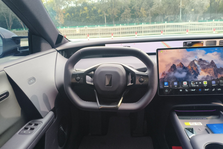 Avatr 06 2025 car image #15