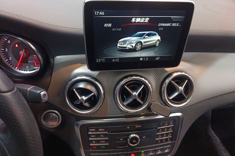 Mercedes-Benz GLA Class 2016 immagine di auto #15