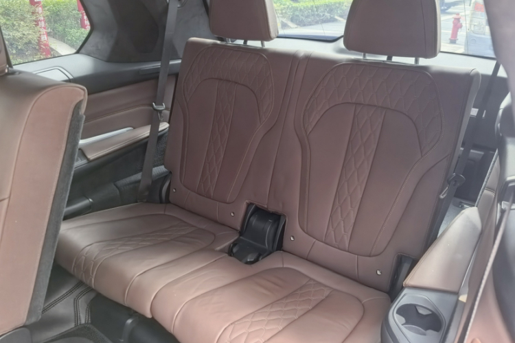 BMW X7 2020 car image #15