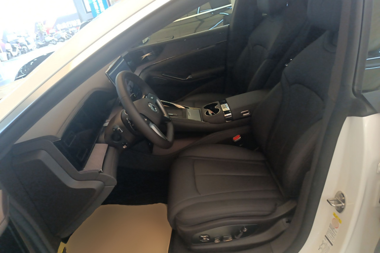 Denza Z9 2024 #15 Denza Z9 2024 car image #15