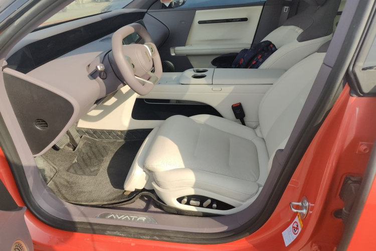 Avatr 06 2025 car image #15