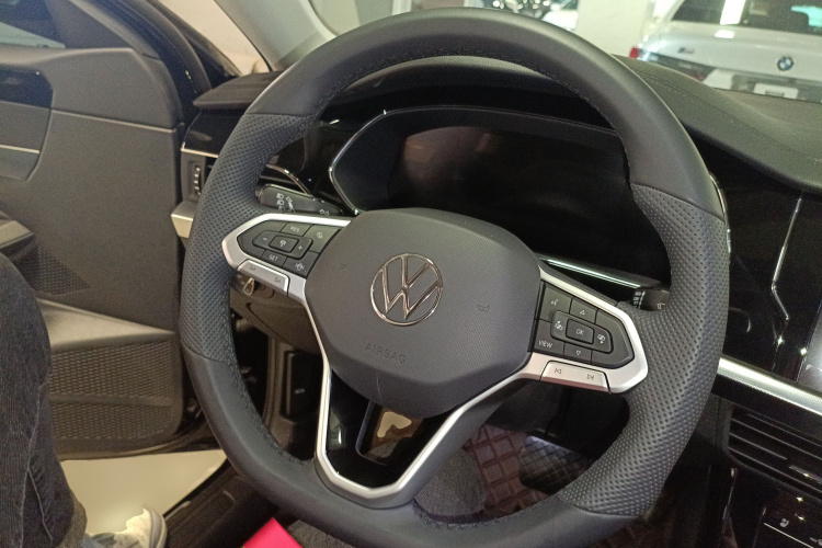 Volkswagen Passat 2025 immagine di auto #15