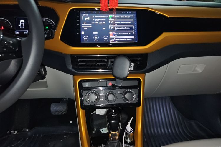 Volkswagen T-Cross 2019 car image #15