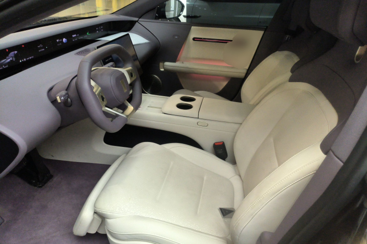 Avatr 06 2025 car image #15