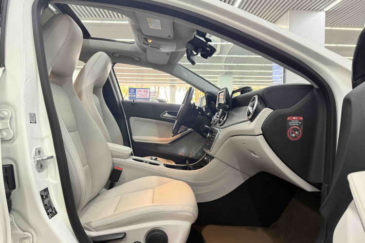 Mercedes-Benz GLA Class 2015 immagine di auto #15