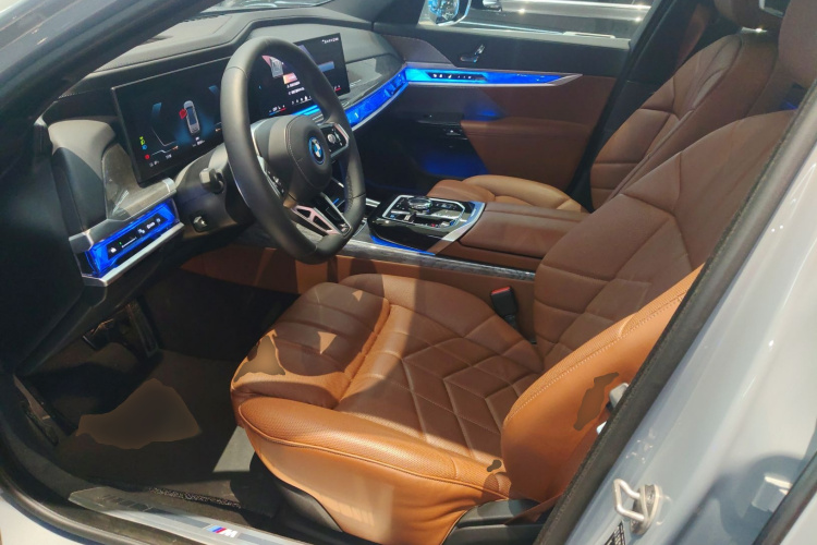 BMW i7 2025 изображение автомобиля #15