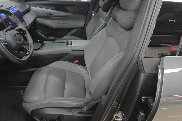 Lynk & Co 08 EM-P 2024 car image #15