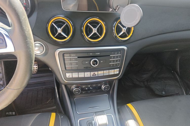 Mercedes-Benz GLA AMG 2018 immagine di auto #15