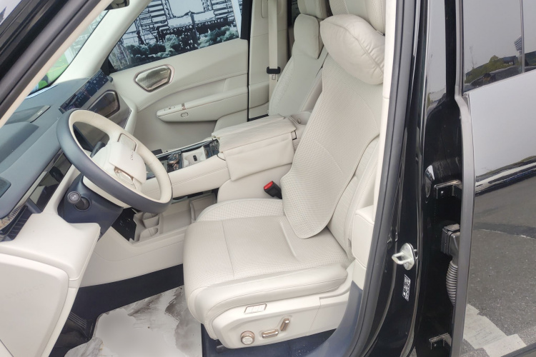 Lynk & Co 900 2025 car image #15