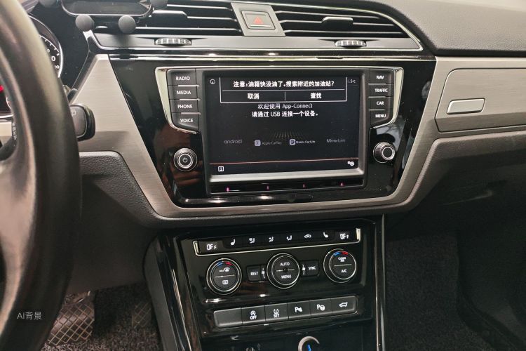 Volkswagen Touran 2018 car image #15