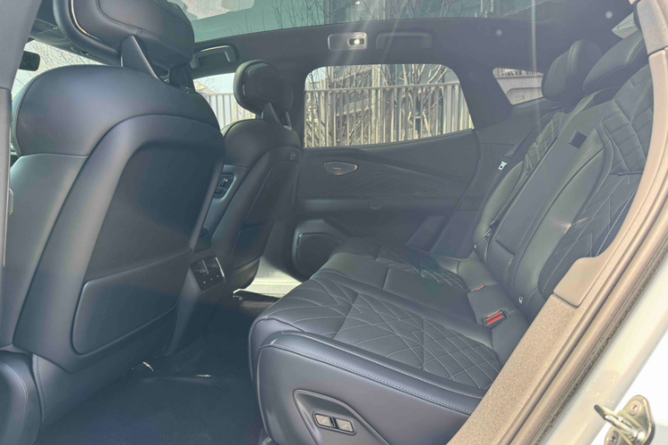Lynk & Co 10 EM-P 2025 car image #15