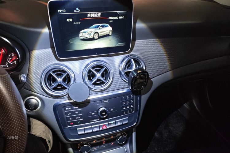 Mercedes-Benz GLA Class 2019 immagine di auto #15