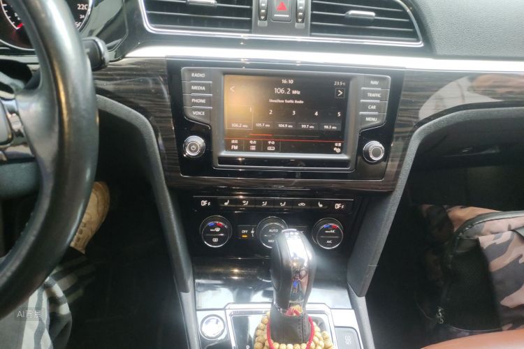 Volkswagen Lamando 2015 car image #15