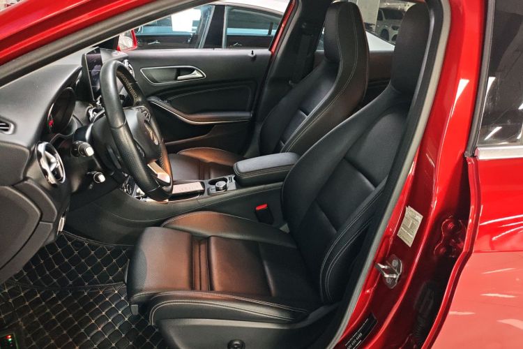 Mercedes-Benz GLA Class 2018 immagine di auto #15