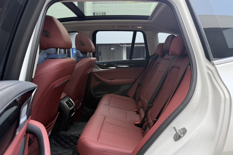 BMW iX3 2023 immagine di auto #15