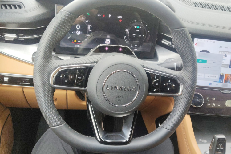 Lynk & Co 09 2025 #15 Lynk & Co 09 2025 car image #15