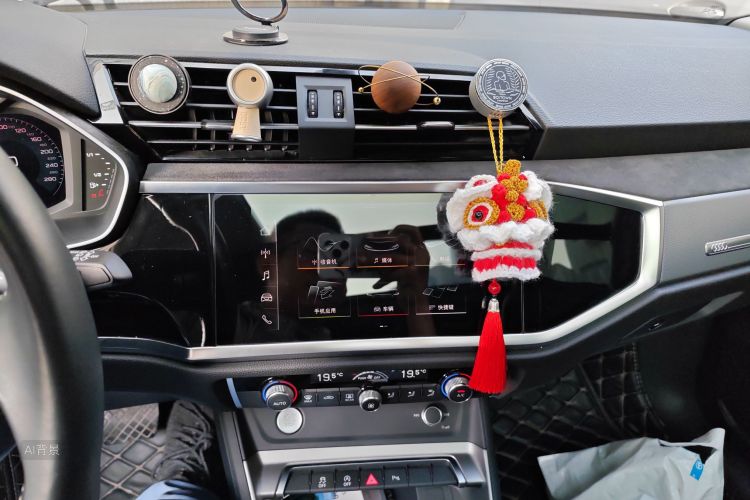 Audi Q3 2019 car image #15