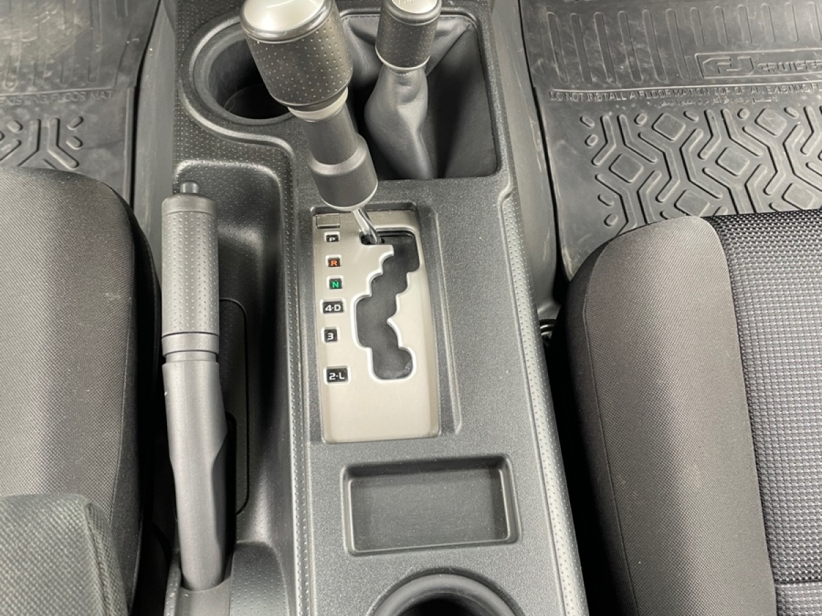 Toyota FJ Cruiser 2018 immagine di auto #15