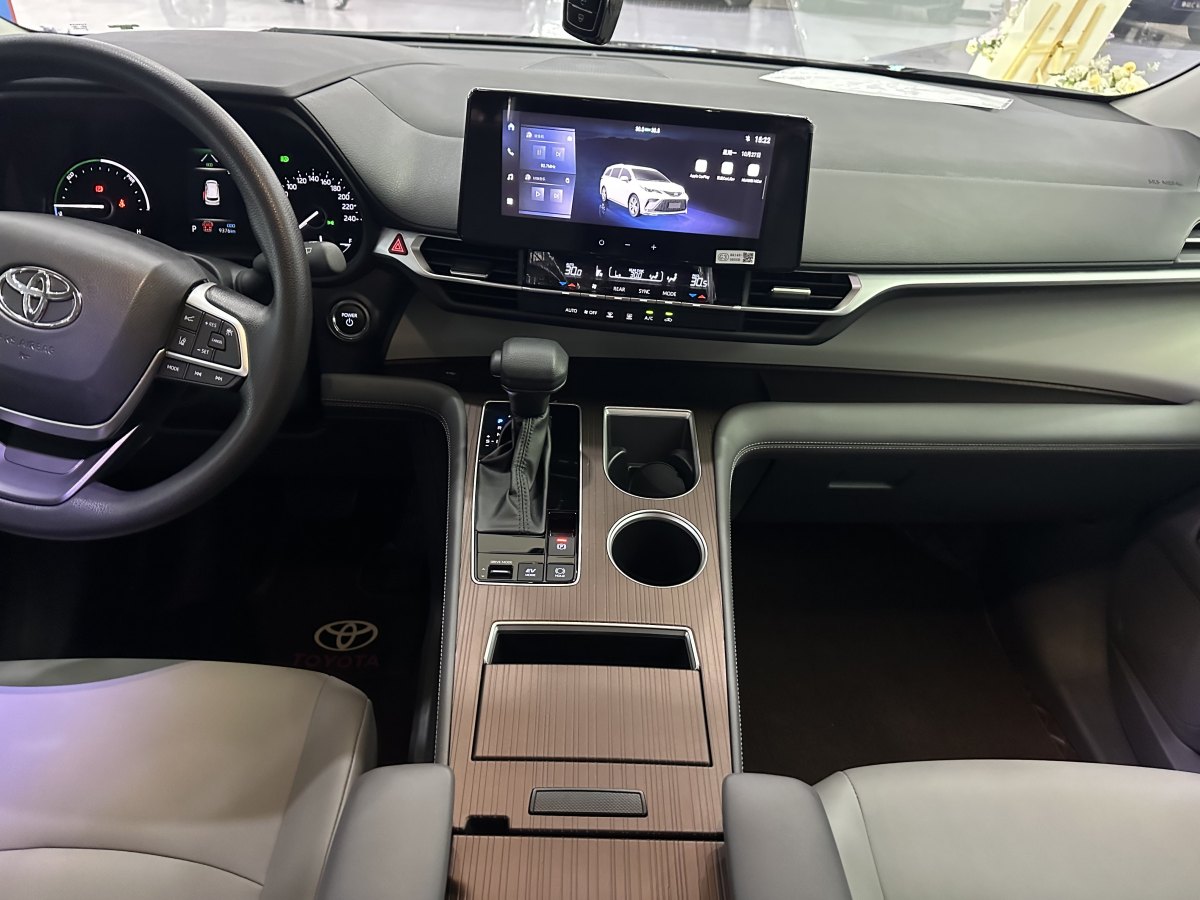 Toyota Granvia 2024 car image #15