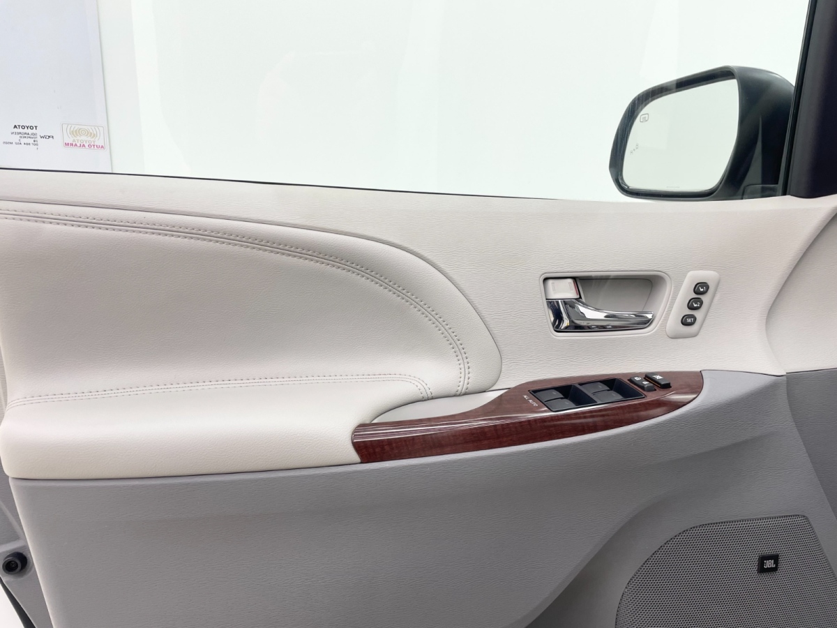 Toyota SIENNA 2010 car image #15