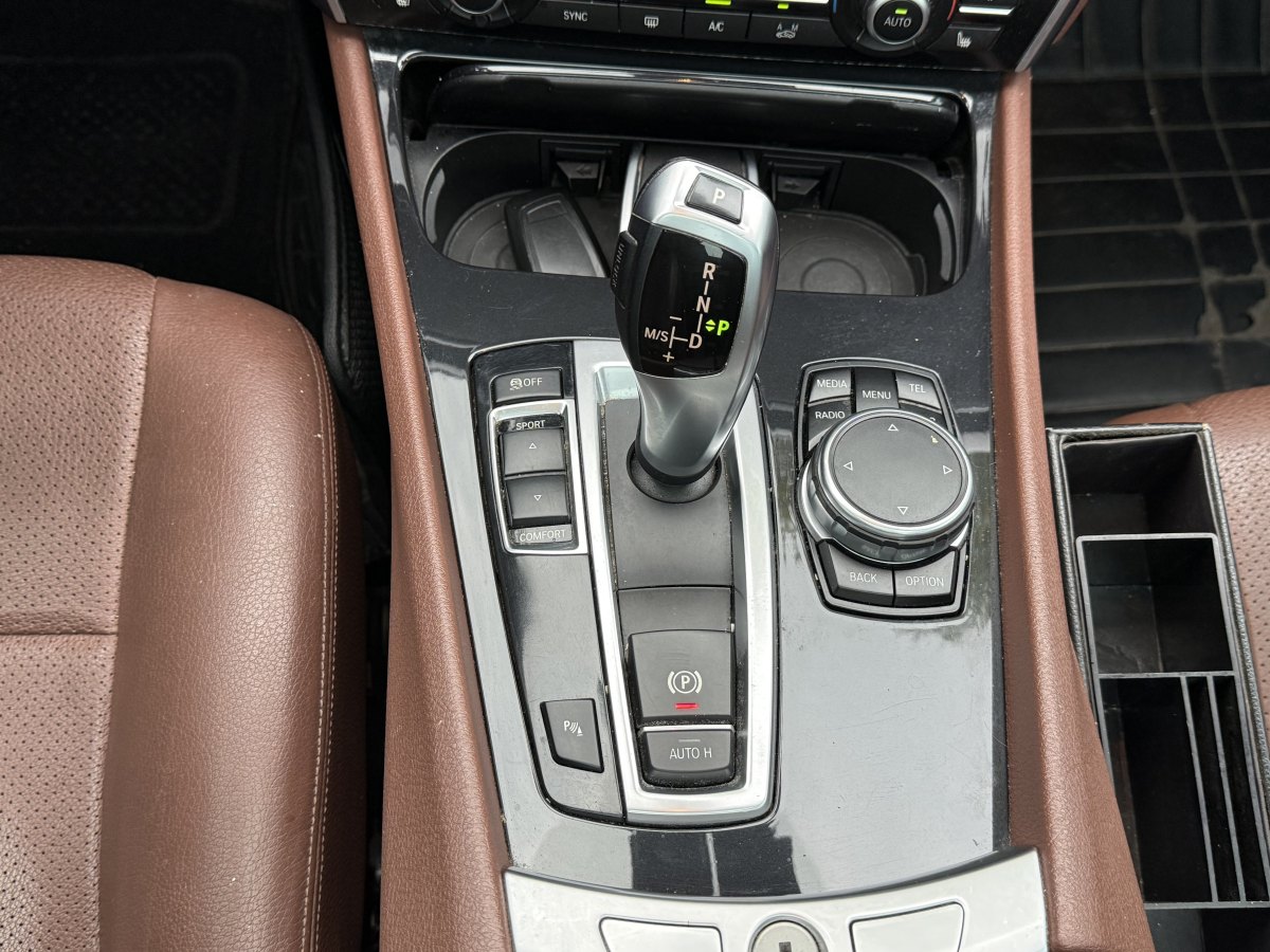 BMW 5 Series GT 2016 immagine di auto #15