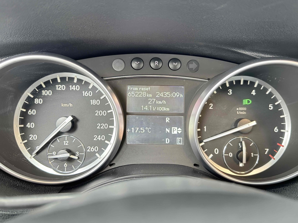 Mercedes-Benz R Class 2015 car image #15