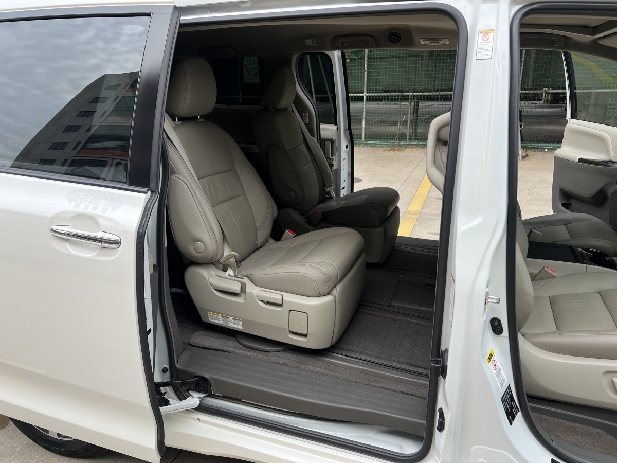 Toyota SIENNA 2018 #15 Toyota SIENNA 2018 car image #15