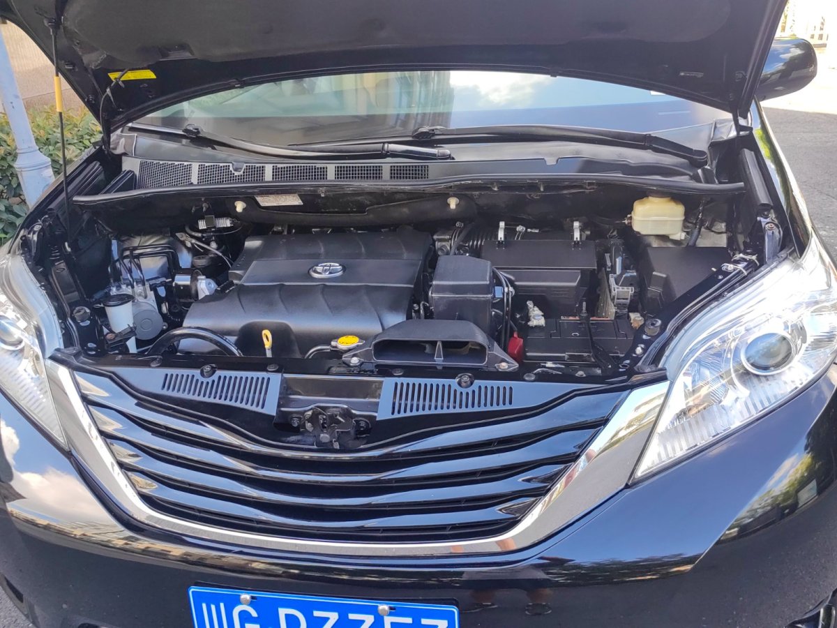 Toyota SIENNA 2015 #15 Toyota SIENNA 2015 car image #15