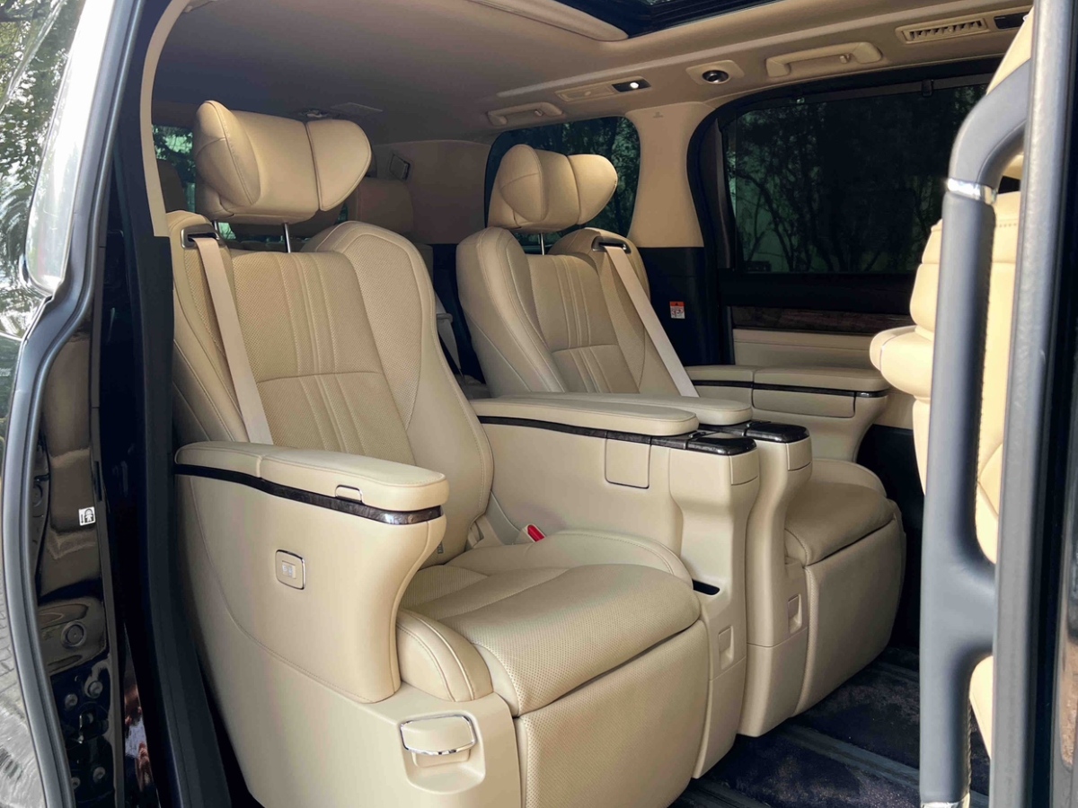 Toyota Alphard 2023 изображение автомобиля #15