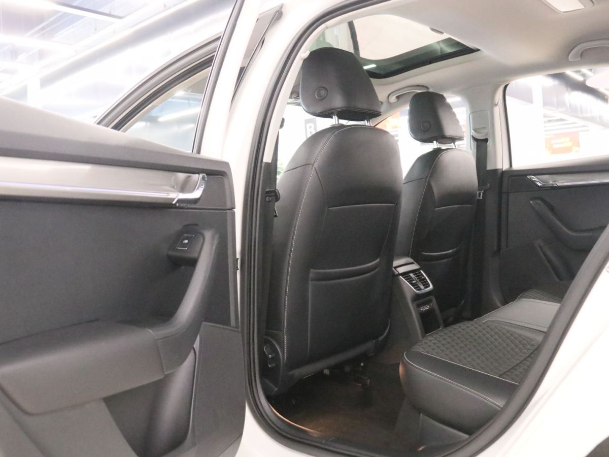 Skoda Octavia 2020 car image #15
