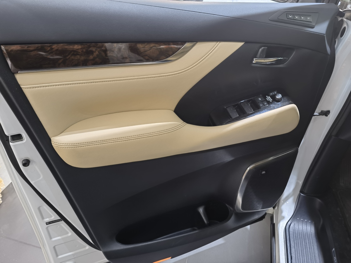 Toyota Alphard 2022 car image #15