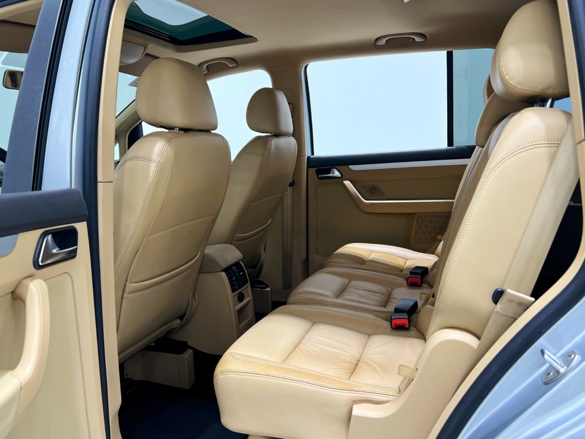 Volkswagen Touran 2012 car image #15