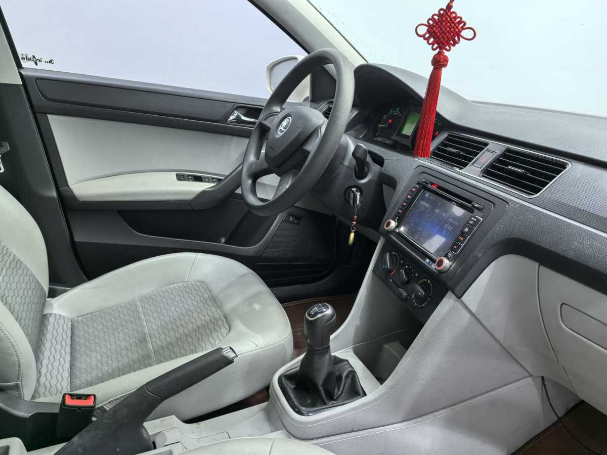 Skoda Rapid 2014 car image #15