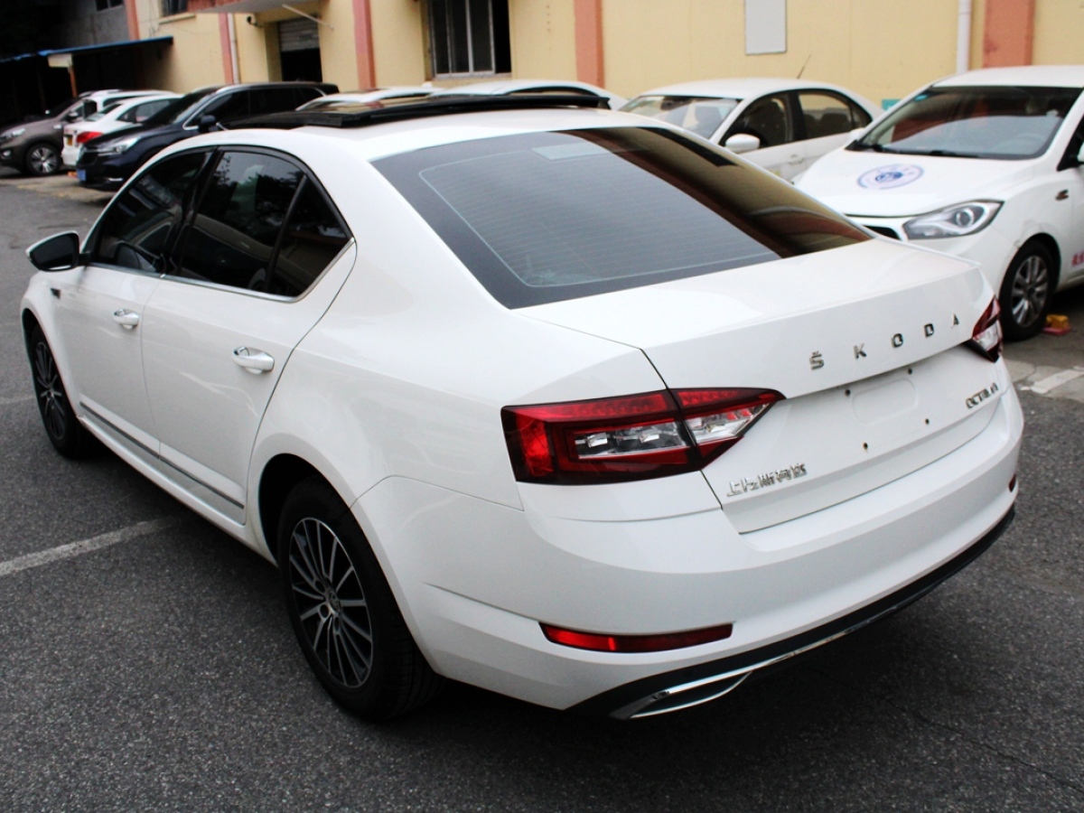 Skoda Octavia 2020 car image #15