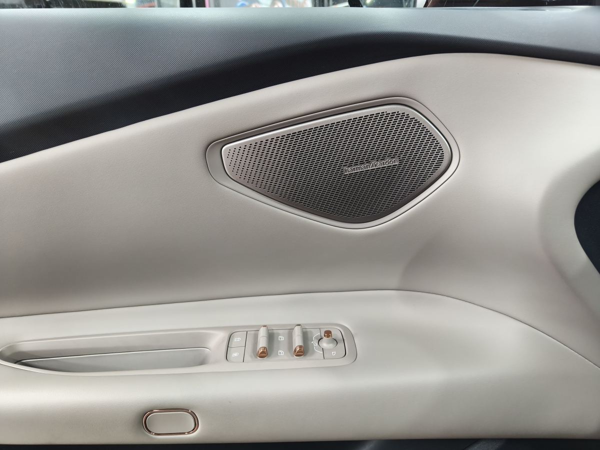 Lynk & Co Z10 2025 immagine di auto #15