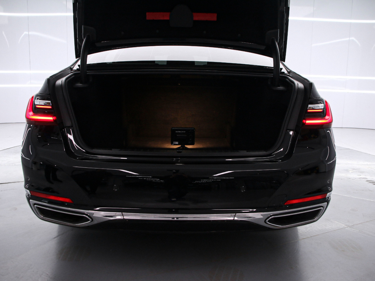 BMW 7 Series 2021 car image #15