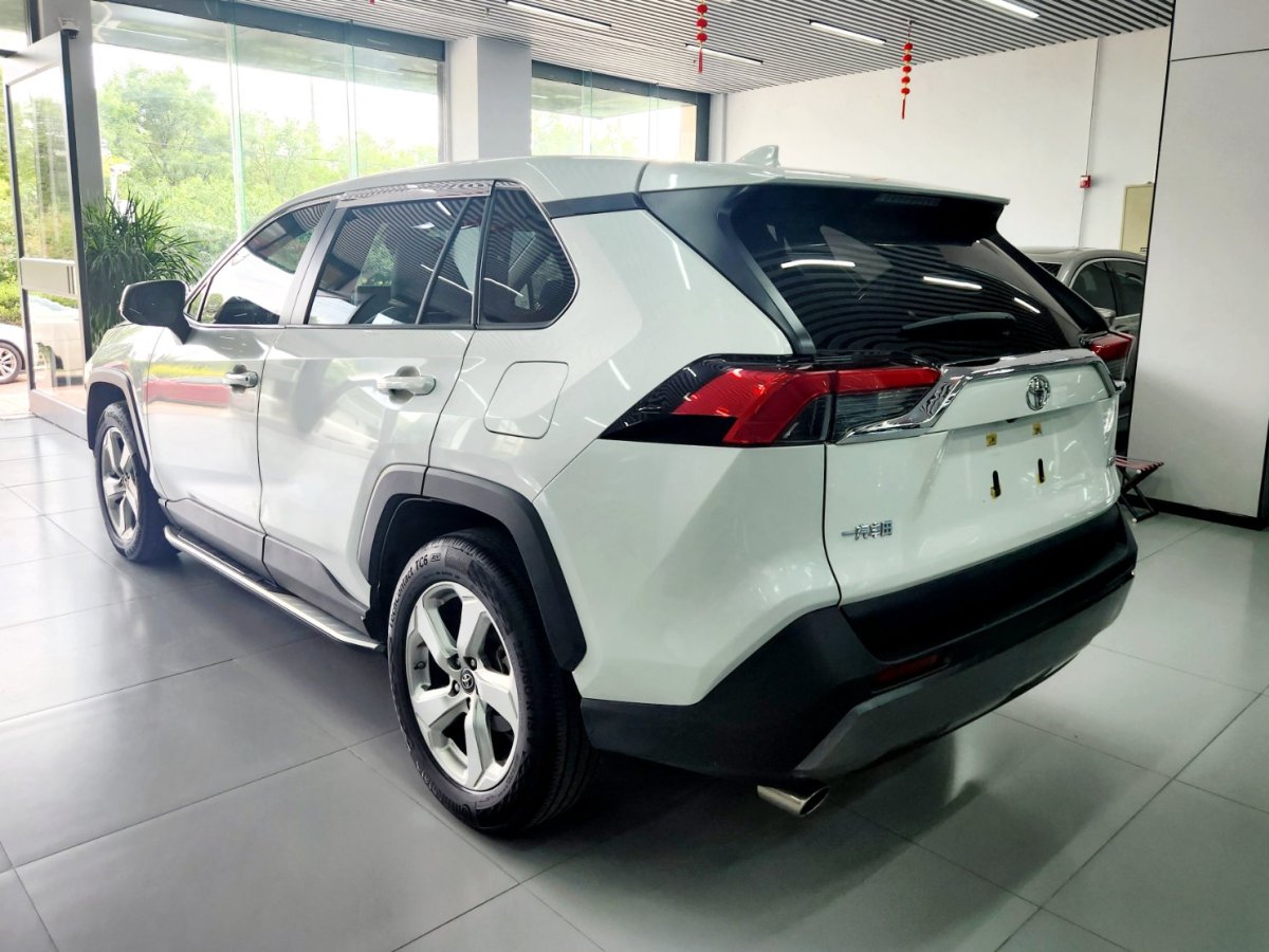 Toyota RAV4 2022 car image #15