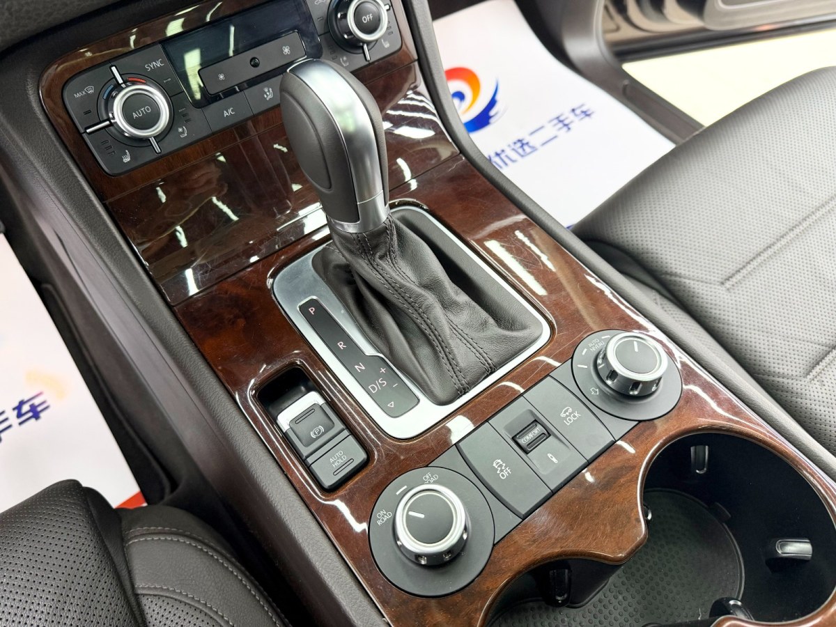 Volkswagen Touareg 2015 car image #15