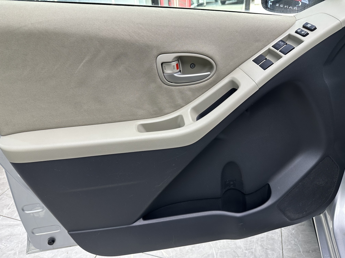 Toyota Yaris 2010 car image #15