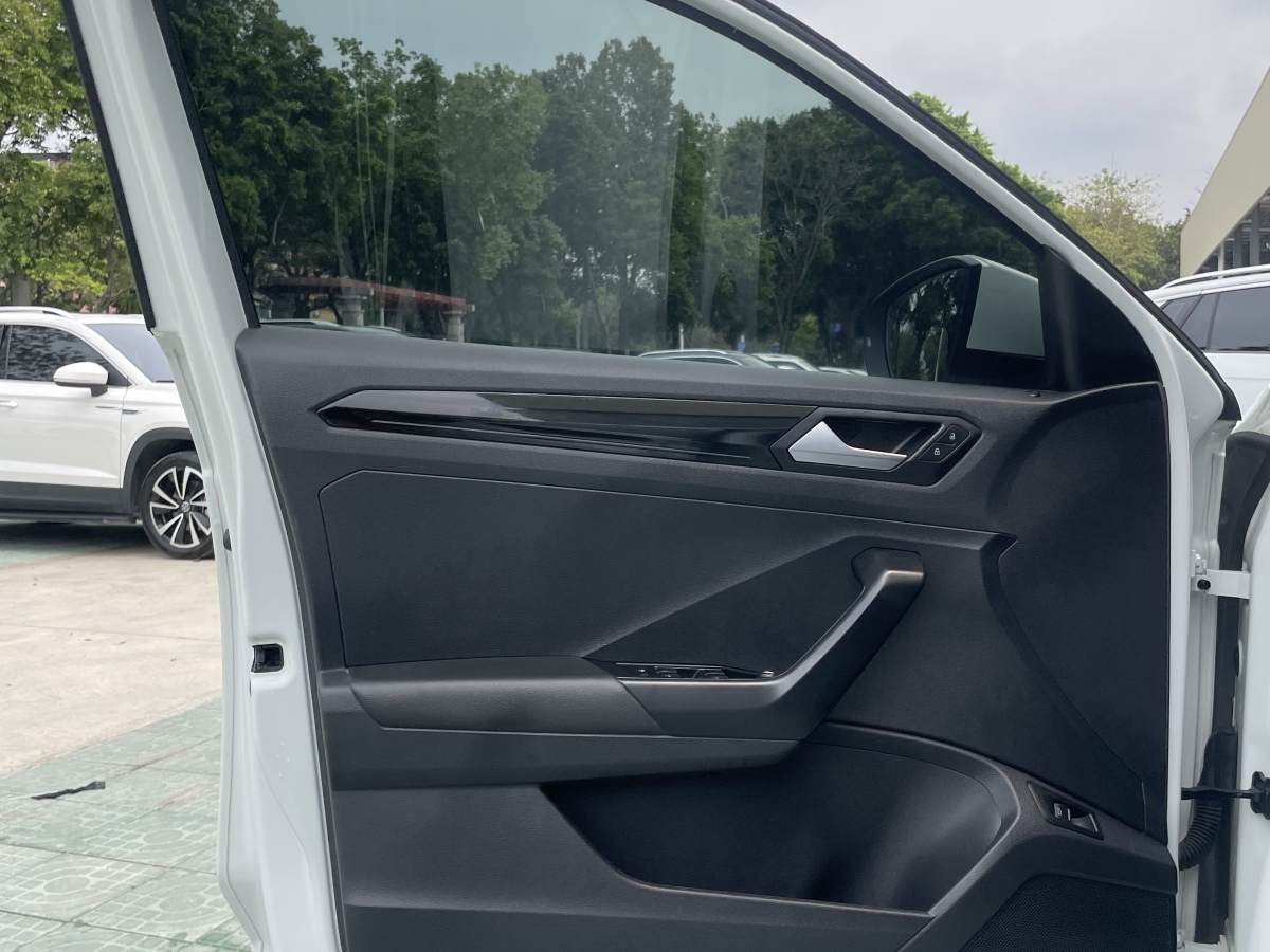 Volkswagen T-Roc 2022 car image #15