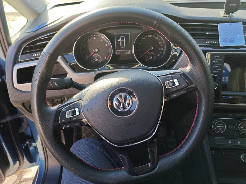 Volkswagen Touran 2018 car image #15